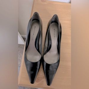 Bandolino black leather heels size 6M. In excellent condition. No damage.